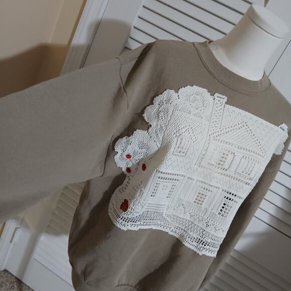 Jerzees Large Tan APPLE THEMED Sweatshirt Lace House Appliqué HANDMADE cot/poly - Picture 2 of 11